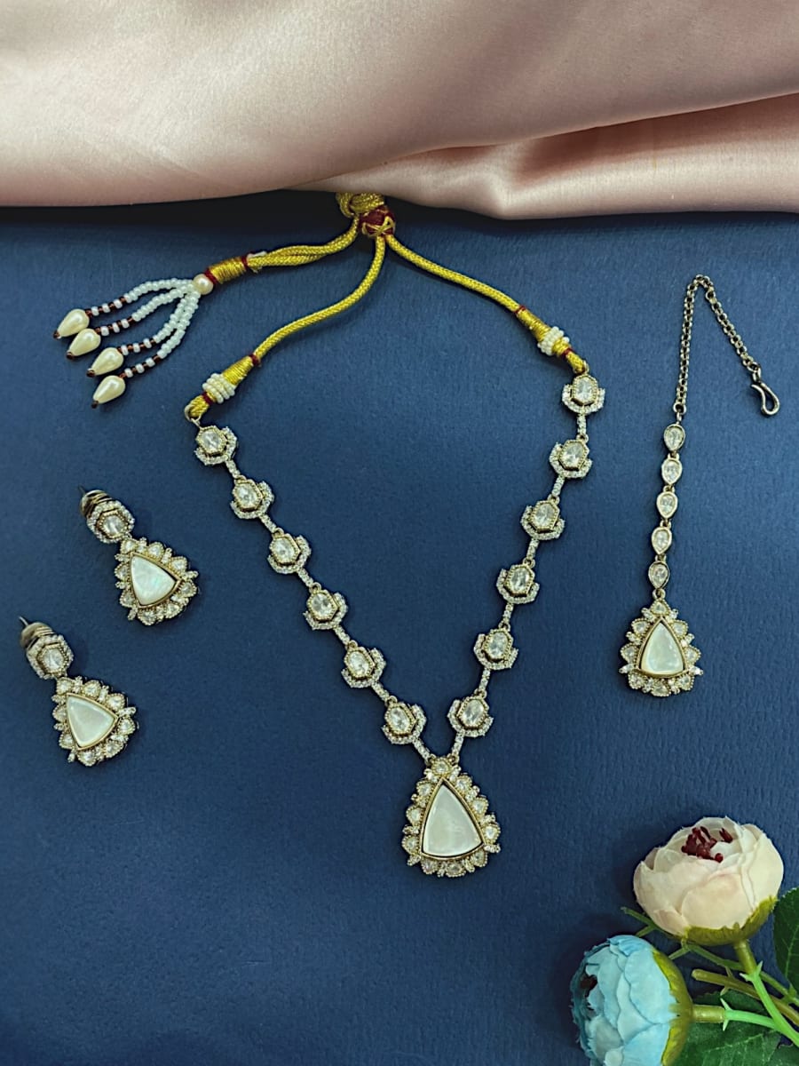 Puja Kundan Bridal Set - detail
